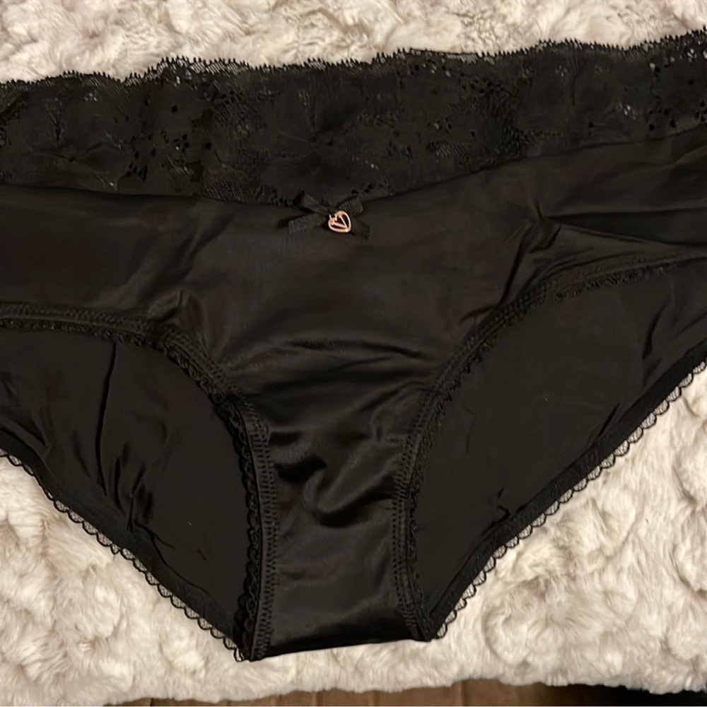 NWT VS Body by Victoria hiphugger with lace waist